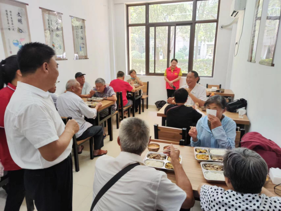 明光市开展社区老年助餐试餐活动
