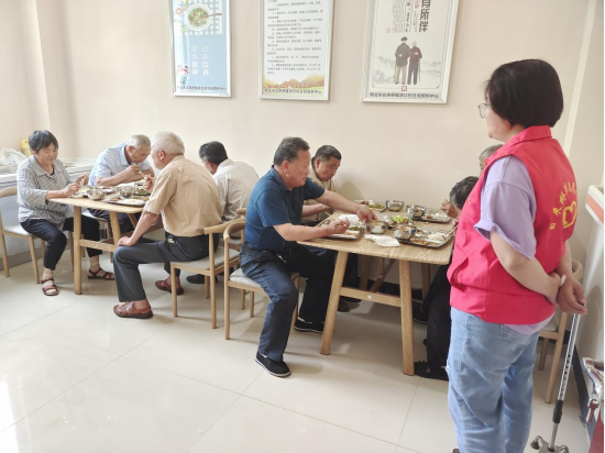 明光市开展农村老年助餐试餐活动